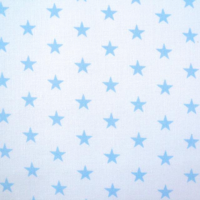 Niebieskie gwiazdki na białym tle